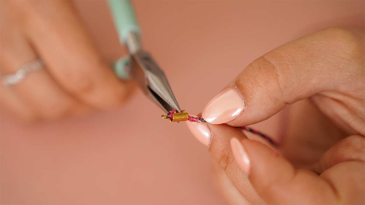Cordón tobillero con dijes de vaquera y pulsera de perlas de agua dulce : Paso 1