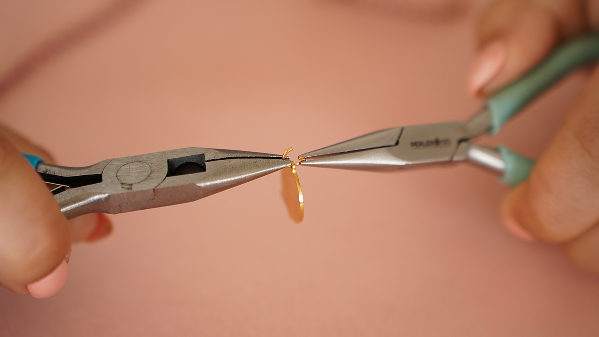 Cordón tobillero con dijes de vaquera y pulsera de perlas de agua dulce : Paso 3