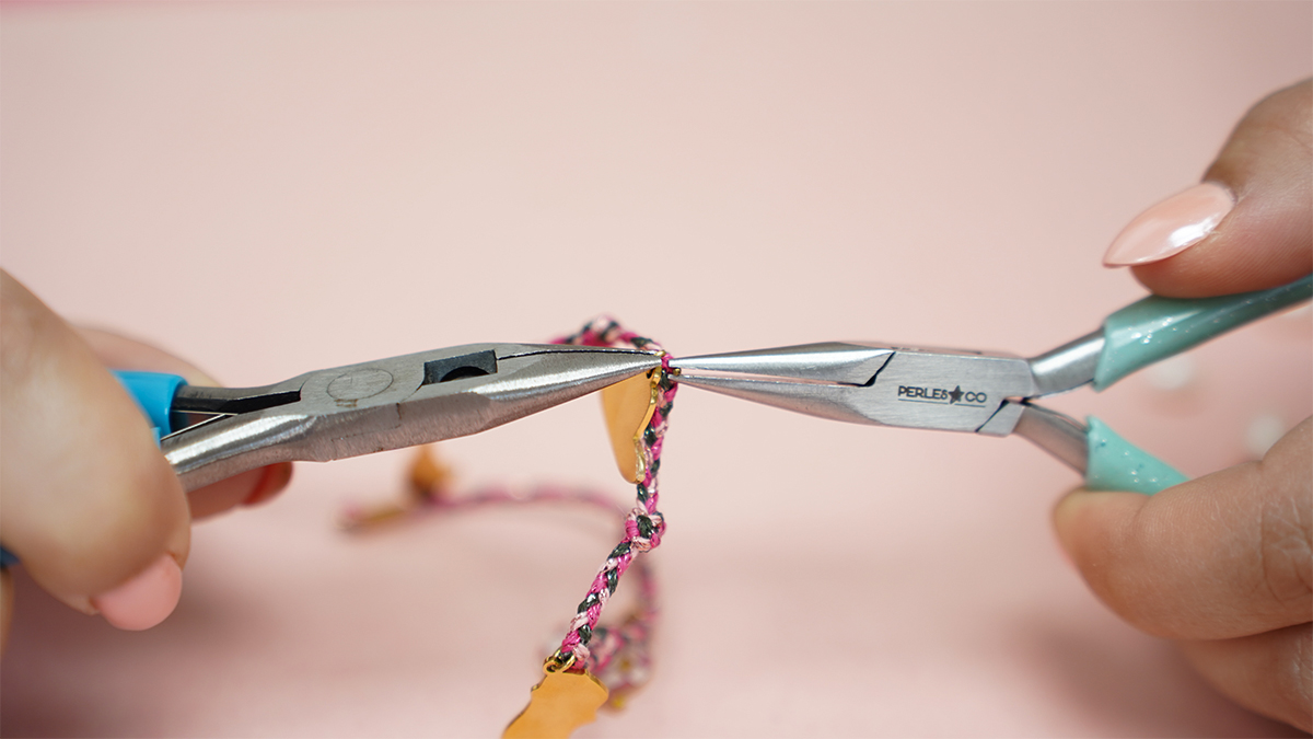 Cordón tobillero con dijes de vaquera y pulsera de perlas de agua dulce : Paso 4