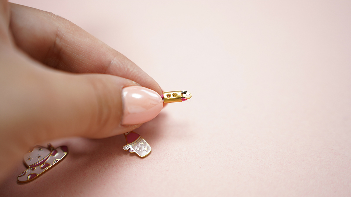 Cordón tobillero con dijes de vaquera y pulsera de perlas de agua dulce : Paso 5