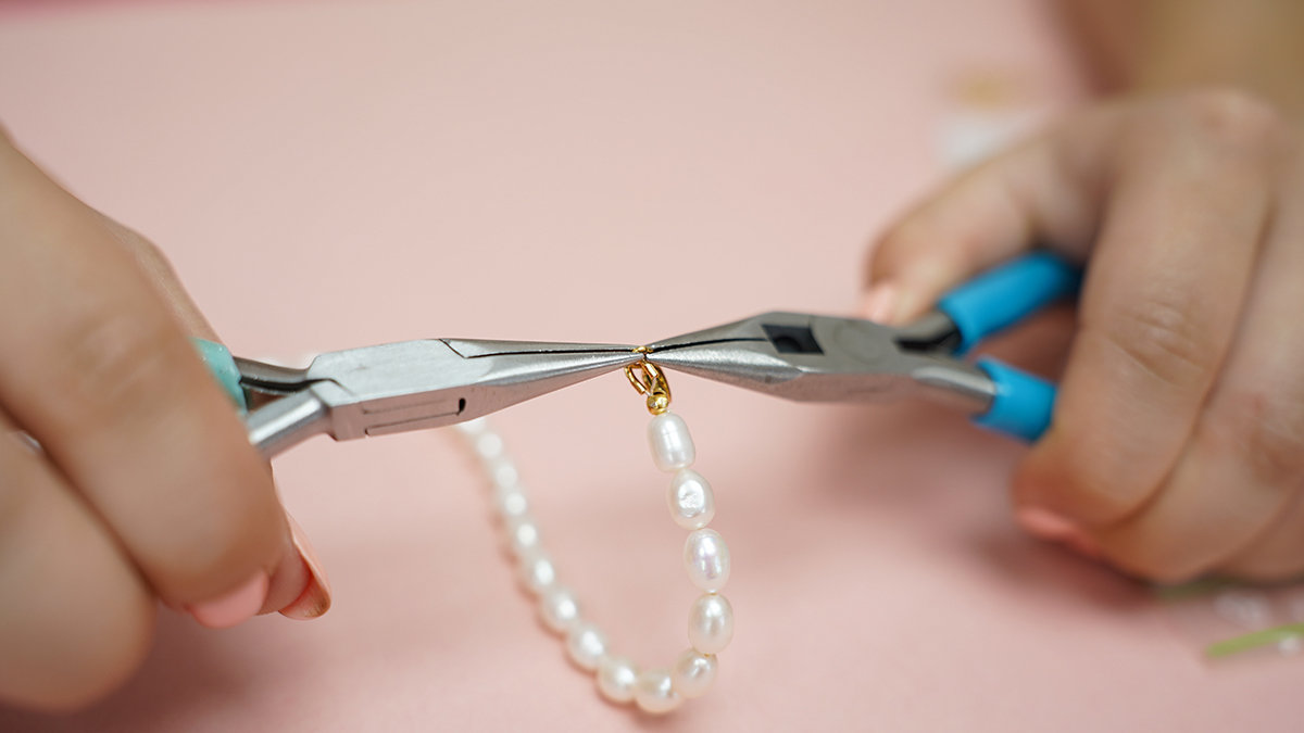 Cordón tobillero con dijes de vaquera y pulsera de perlas de agua dulce : Paso 8