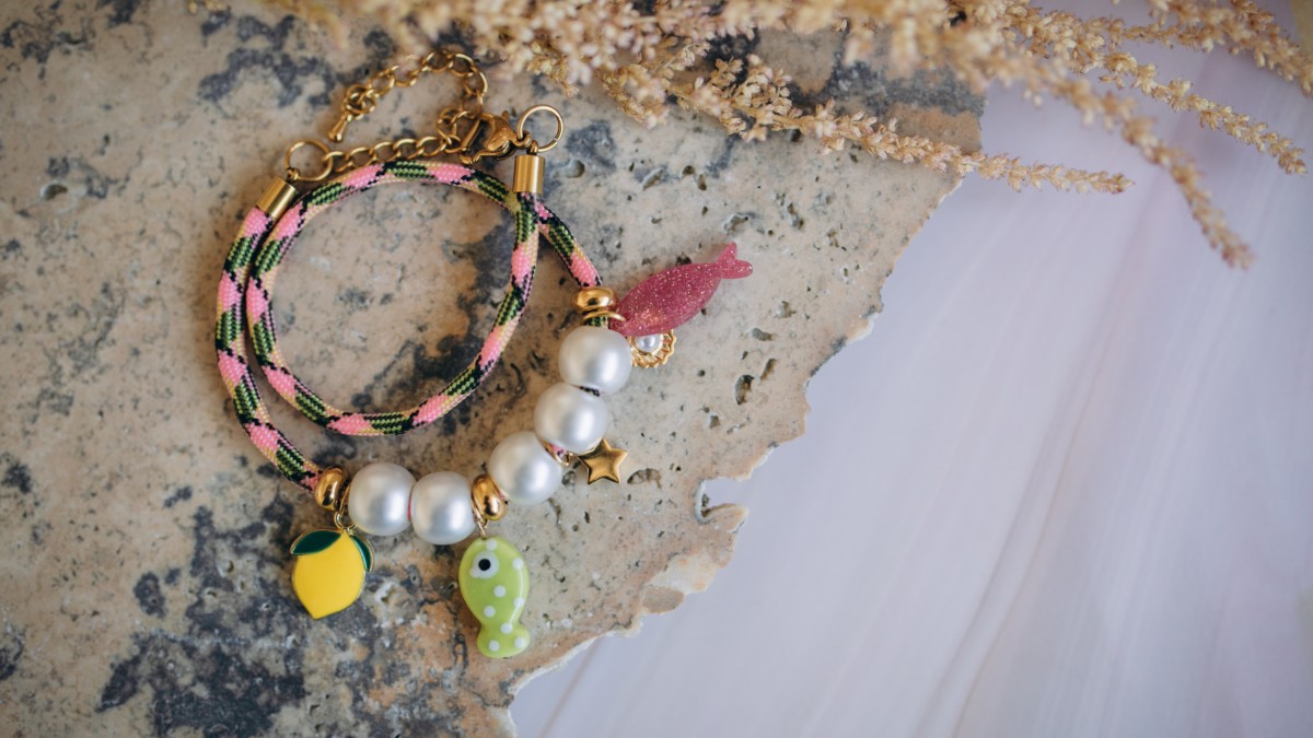 Esquema Pulsera de paracord con dijes de acero inoxidable