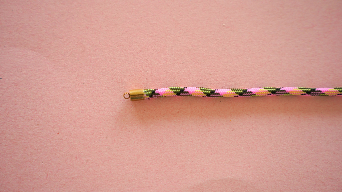 Pulsera de paracord con dijes de acero inoxidable : Paso 1