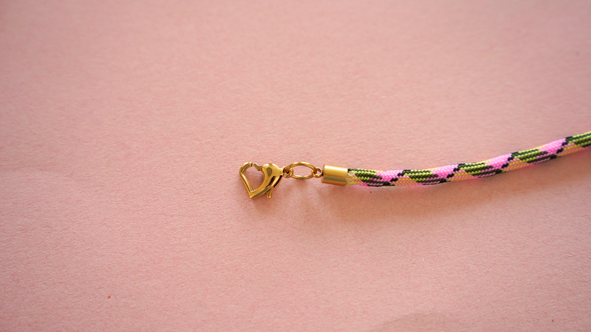 Pulsera de paracord con dijes de acero inoxidable : Paso 2