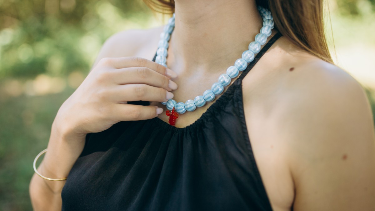 Collar de cuentas de cerámica con colgante de cristal