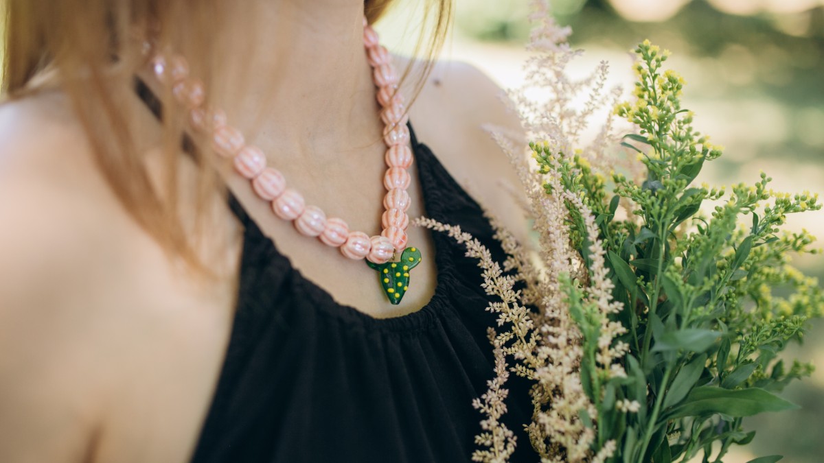 Esquema Collar de cuentas de cerámica con colgante de cristal Esquema Collar de cuentas de cerámica con colgante de cristal