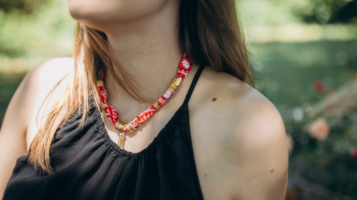 Esquema Collar bandana naranja con perlas trabajadas Esquema Collar bandana naranja con perlas trabajadas