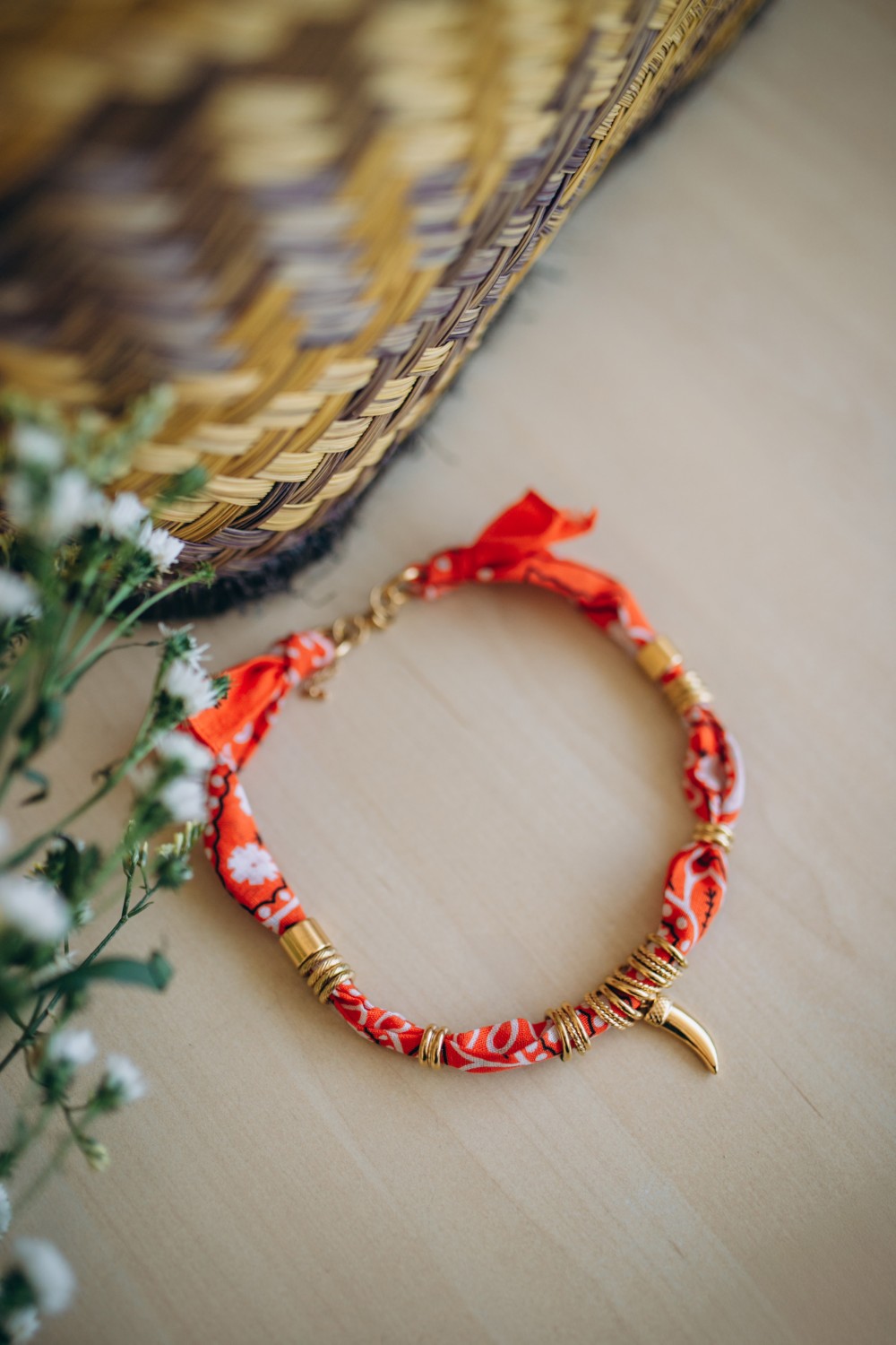 Collar bandana naranja con perlas trabajadas