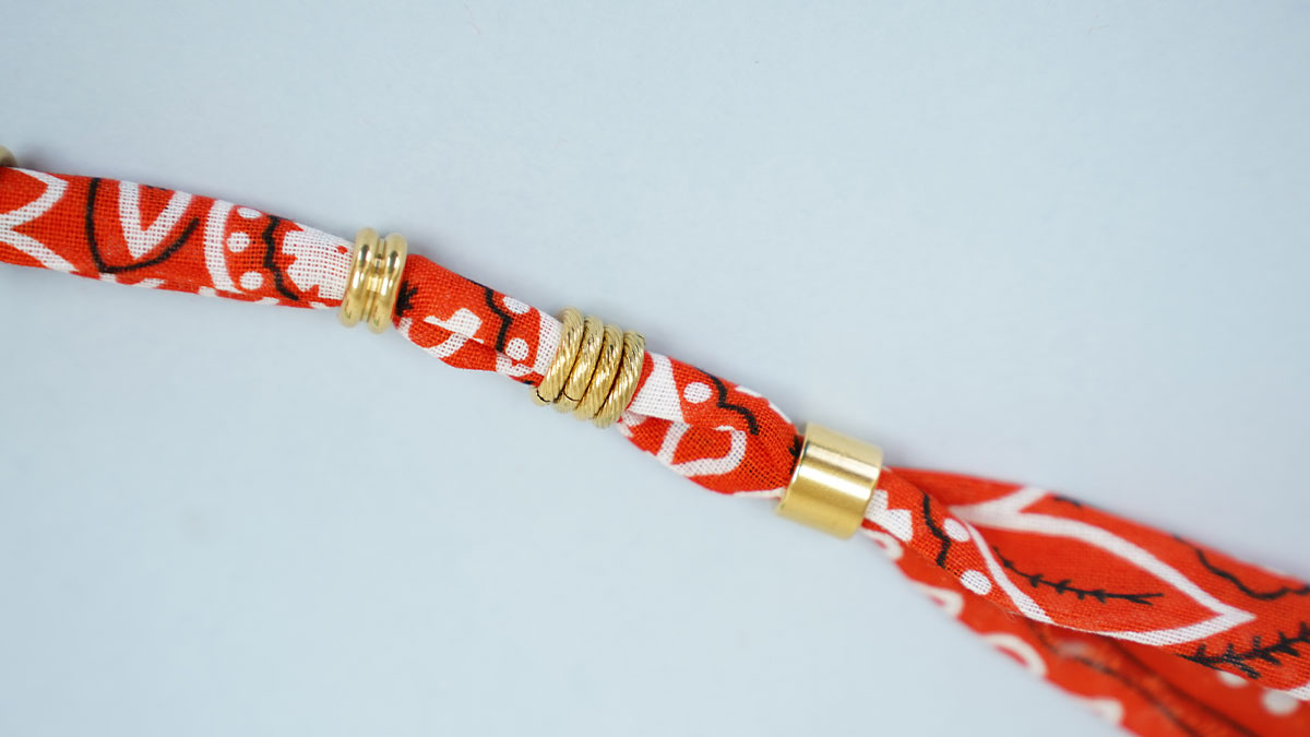 Collar bandana naranja con perlas trabajadas : Paso 4 Collar bandana naranja con perlas trabajadas : Paso 4