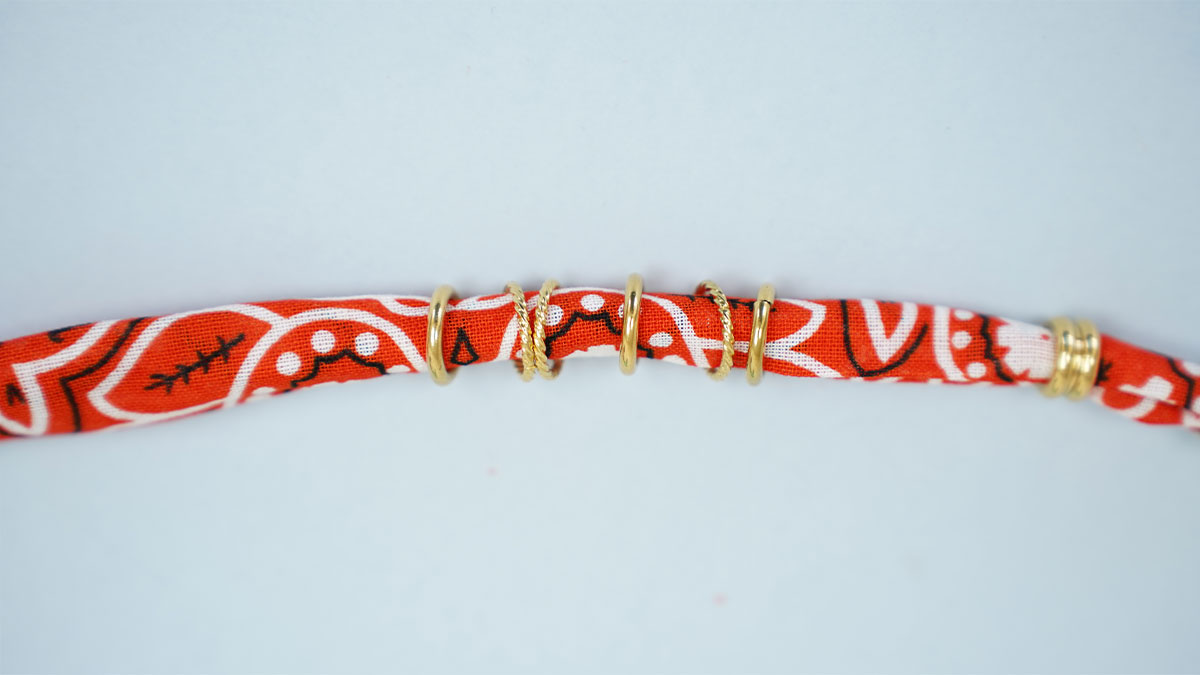 Collar bandana naranja con perlas trabajadas : Paso 5 Collar bandana naranja con perlas trabajadas : Paso 5