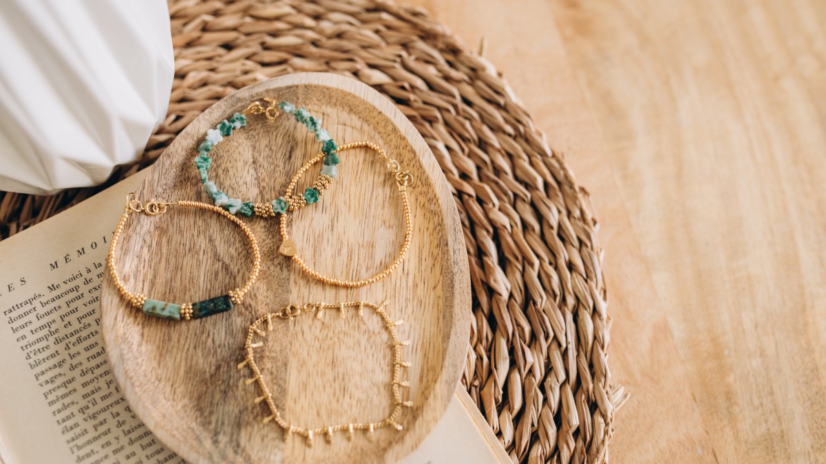 Esquema Conjunto de pulseras verdes y Doradas en piedras naturales