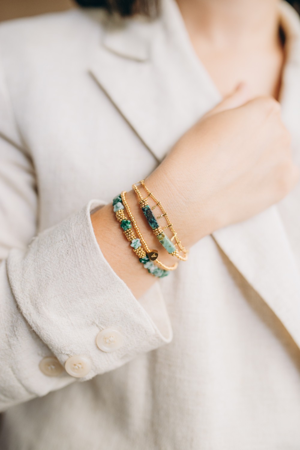 Conjunto de pulseras verdes y Doradas en piedras naturales