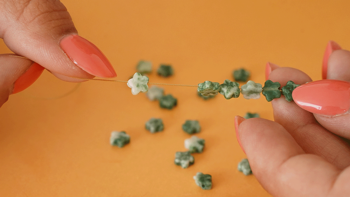 Conjunto de pulseras verdes y Doradas en piedras naturales : Paso 2