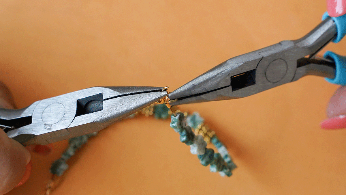 Conjunto de pulseras verdes y Doradas en piedras naturales : Paso 4