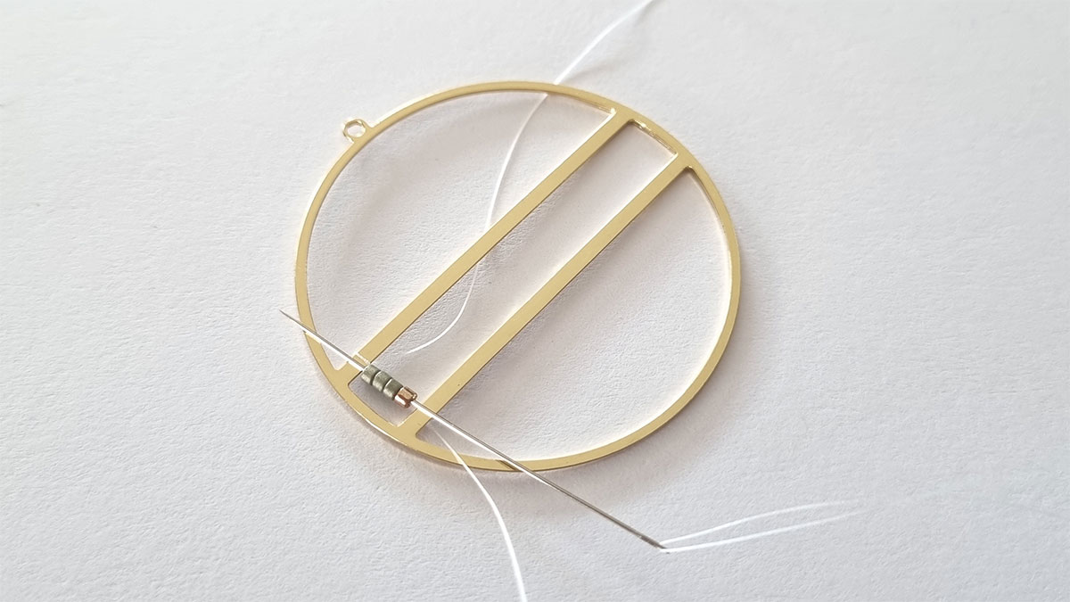 Pendientes con flecos de perlas Miyuki Delica : Paso 2 Pendientes con flecos de perlas Miyuki Delica : Paso 2