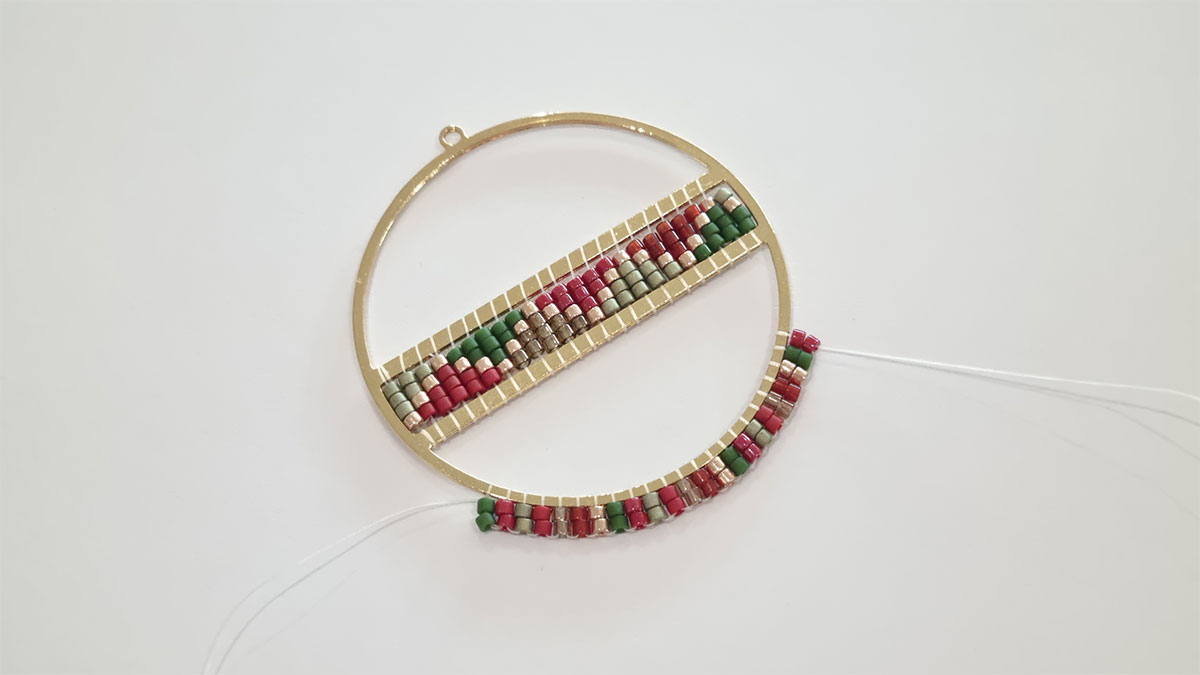 Pendientes con flecos de perlas Miyuki Delica : Paso 6 Pendientes con flecos de perlas Miyuki Delica : Paso 6