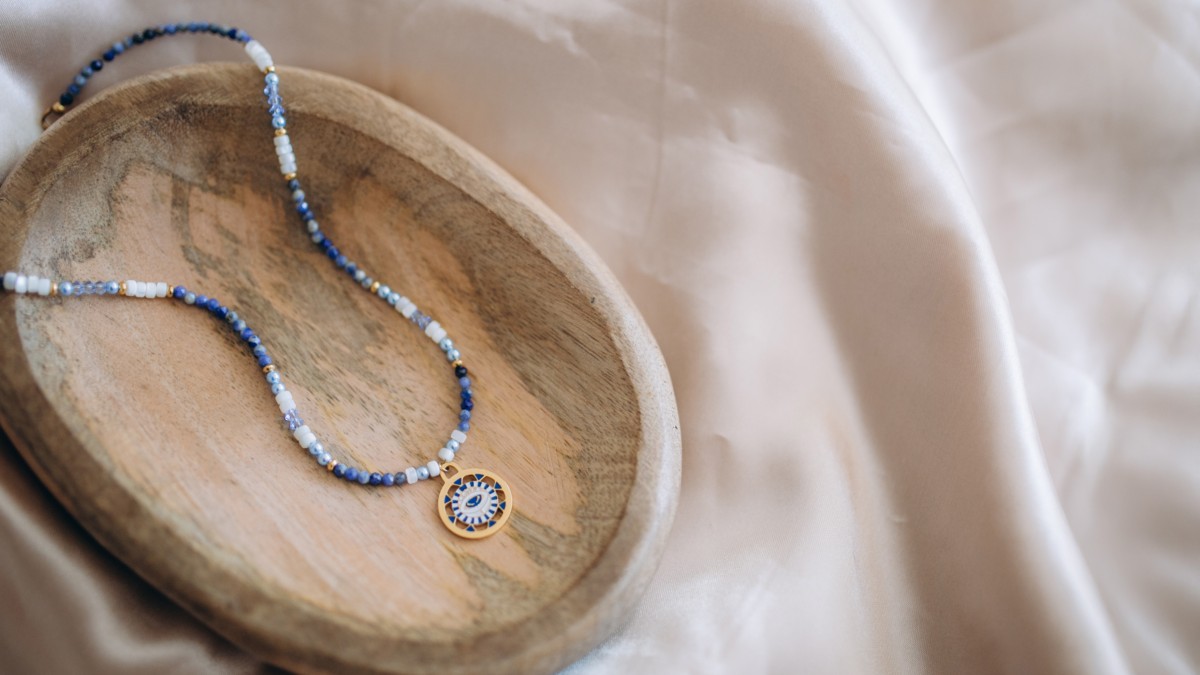 Collar con cuentas de lapislázuli, peonzas de cristal puro y cuentas de nácar