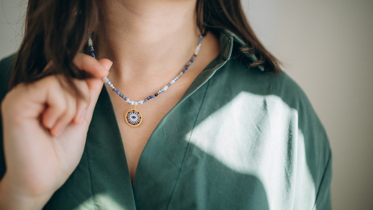 Esquema Collar con cuentas de lapislázuli, peonzas de cristal puro y cuentas de nácar