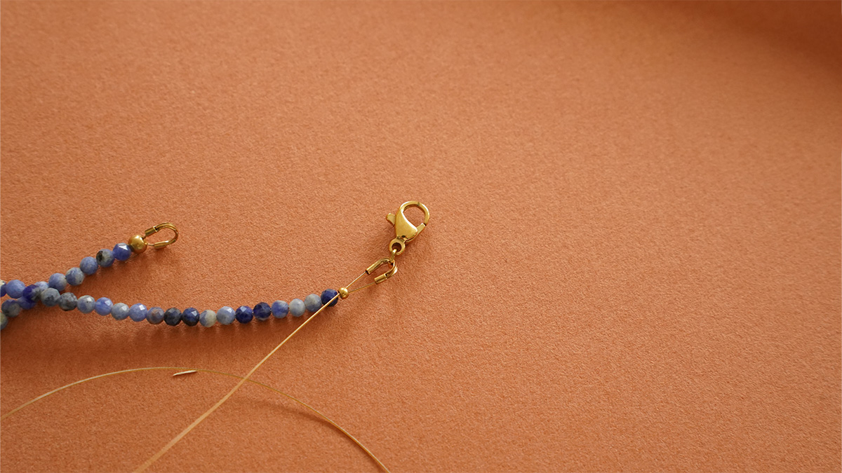 Collar con cuentas de lapislázuli, peonzas de cristal puro y cuentas de nácar : Paso 7