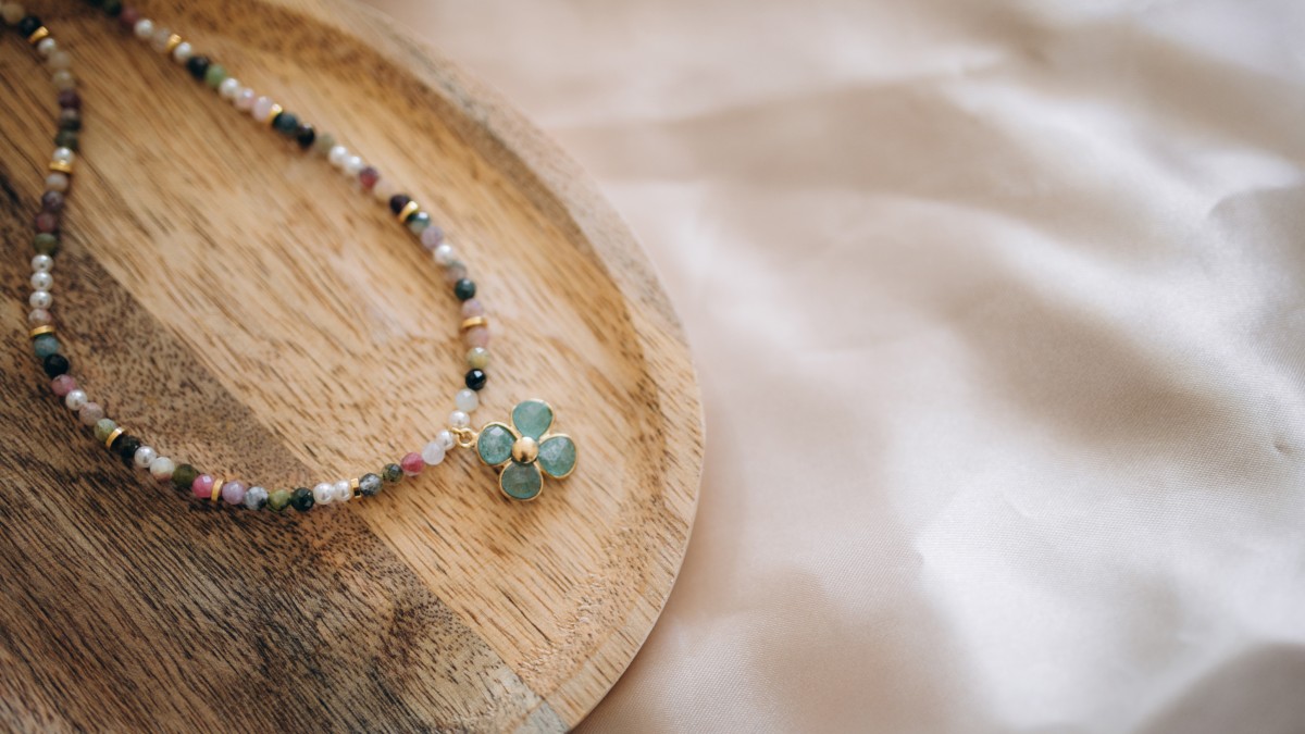 Esquema Collar de perlas de turmalina con trébol de aventurina Esquema Collar de perlas de turmalina con trébol de aventurina