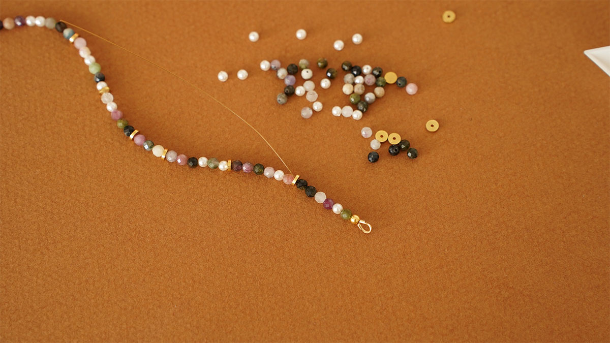 Collar de cuentas de turmalina con colgante de flor de aventurina : Paso 4 Collar de cuentas de turmalina con colgante de flor de aventurina : Paso 4