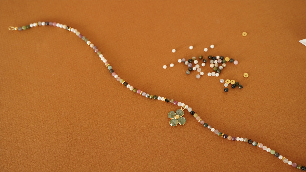 Collar de cuentas de turmalina con colgante de flor de aventurina : Paso 5 Collar de cuentas de turmalina con colgante de flor de aventurina : Paso 5