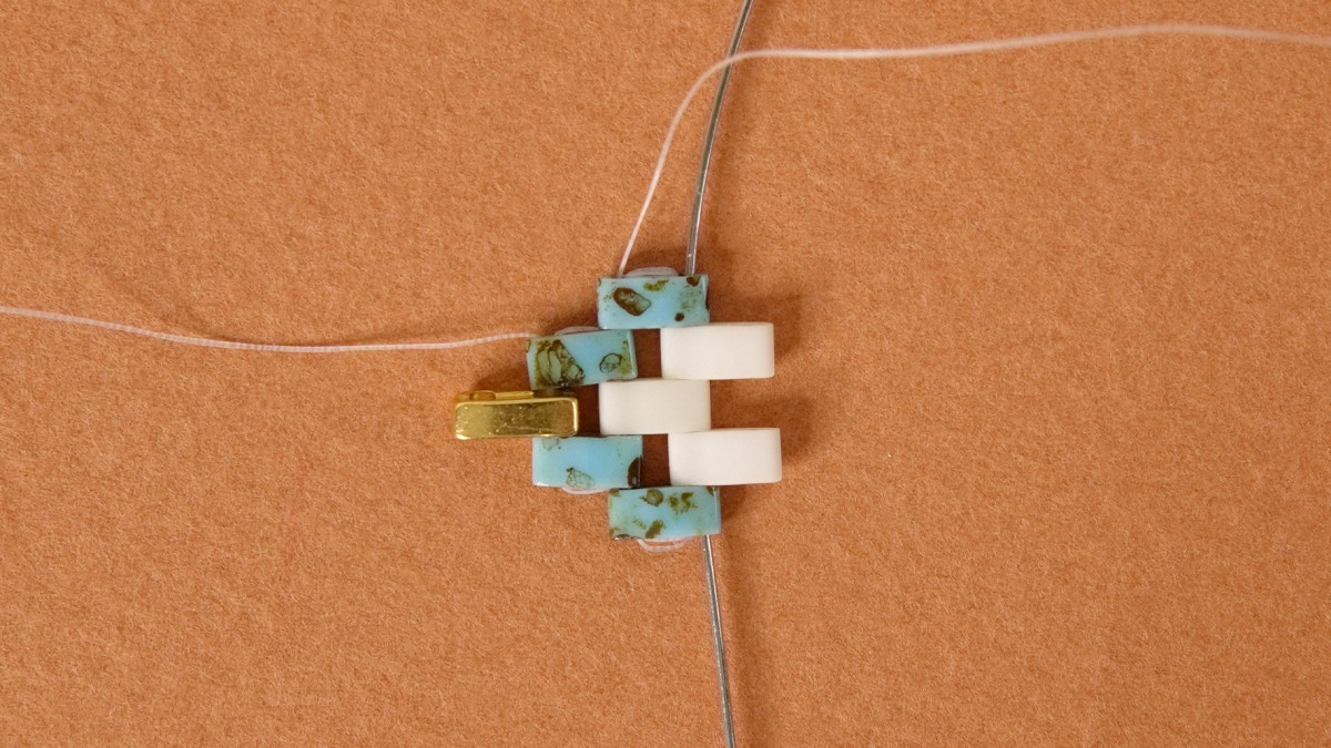 Pulsera de media Tila Miyuki Pearl : Paso 3