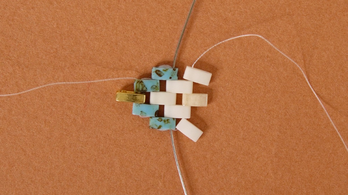 Pulsera de media Tila Miyuki Pearl : Paso 4