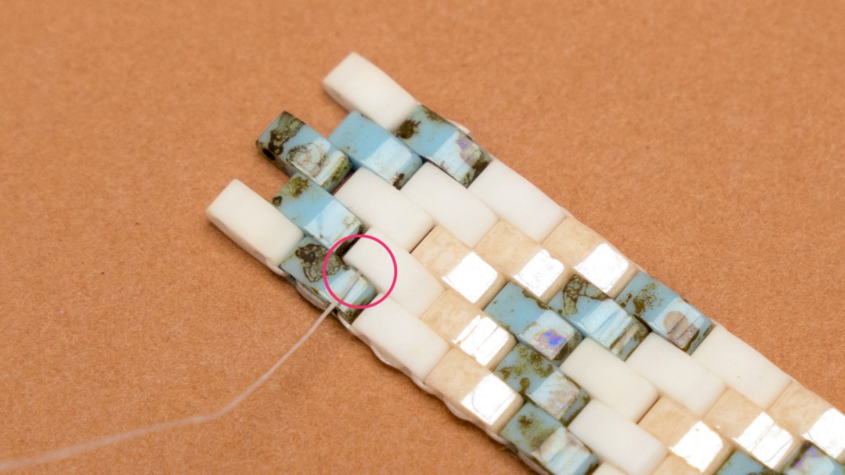 Pulsera de media Tila Miyuki Pearl : Paso 8