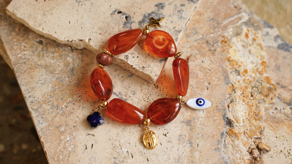 Pulsera de cuentas de resina con dijes de acero inoxidable