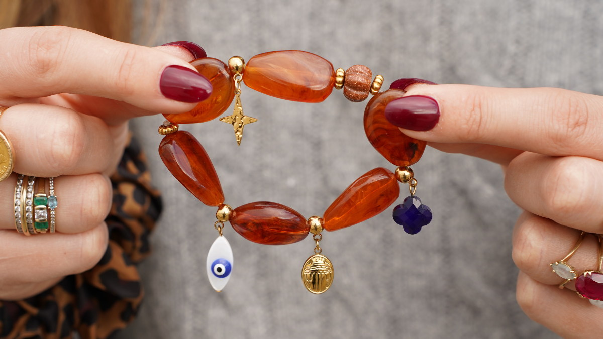 Esquema Pulsera de cuentas de resina con dijes de acero inoxidable Esquema Pulsera de cuentas de resina con dijes de acero inoxidable