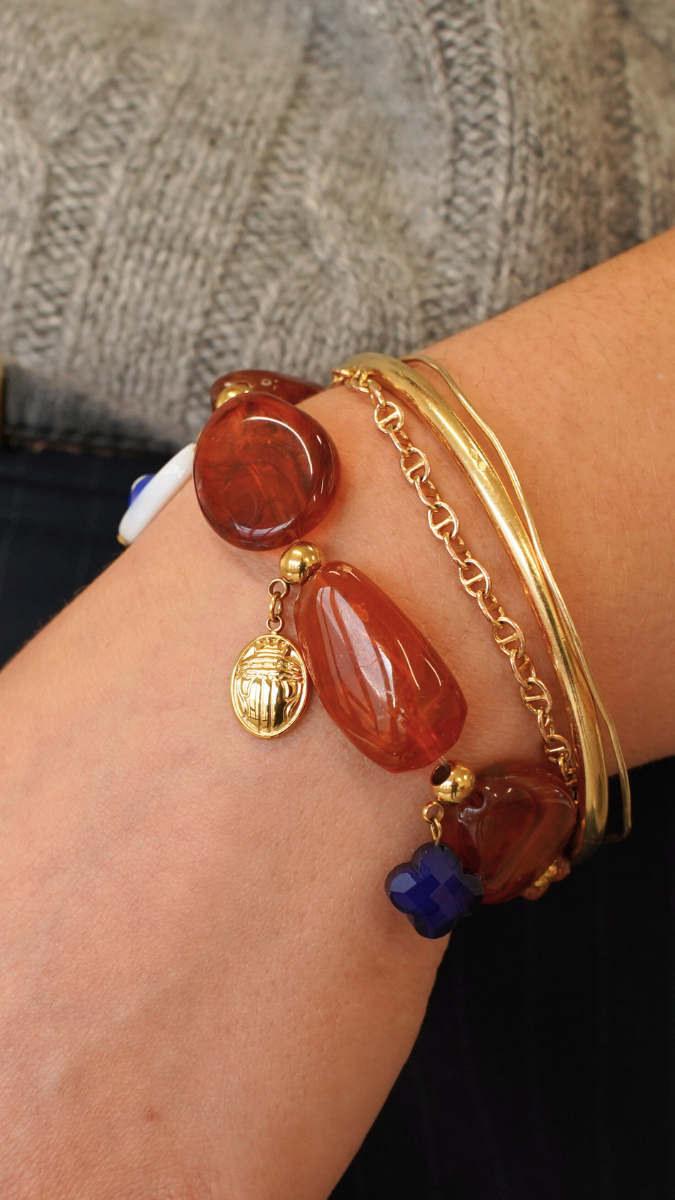 Pulsera de cuentas de resina con dijes de acero inoxidable