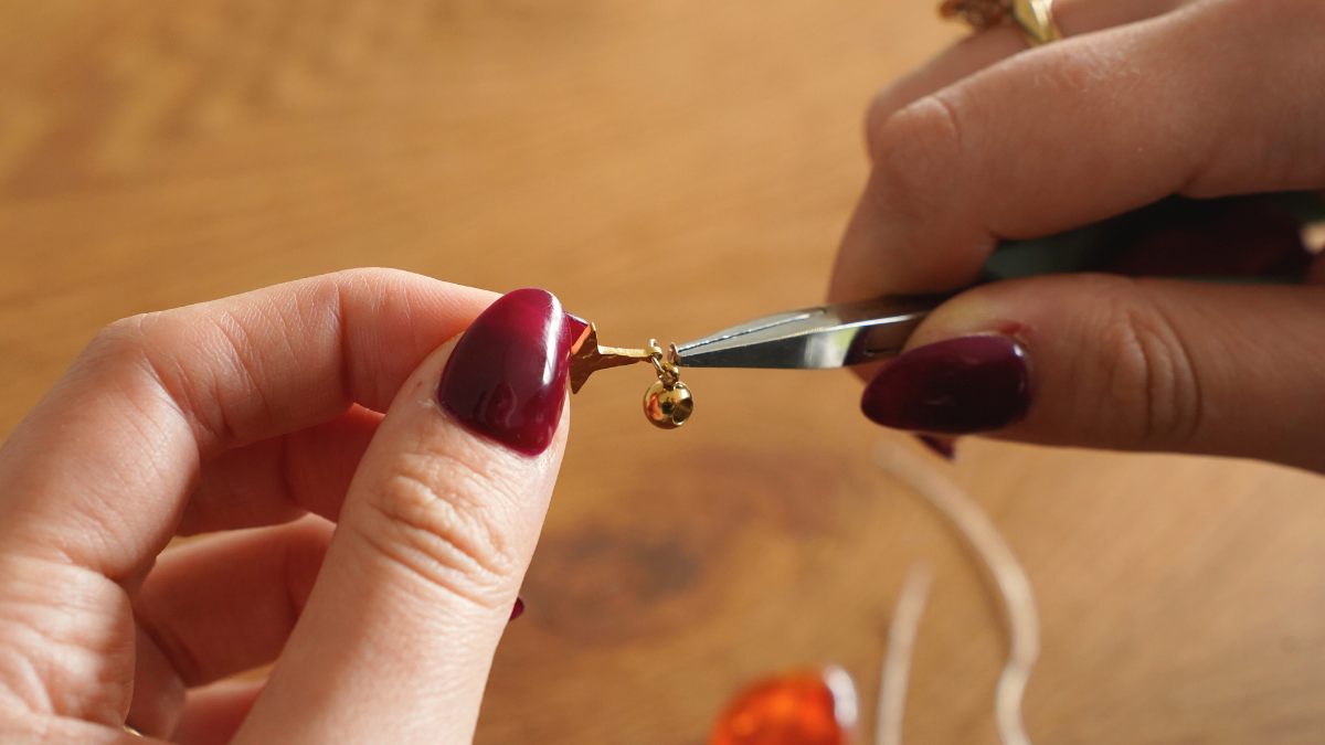 Pulsera de cuentas de resina con dijes de acero inoxidable : Paso 1 Pulsera de cuentas de resina con dijes de acero inoxidable : Paso 1