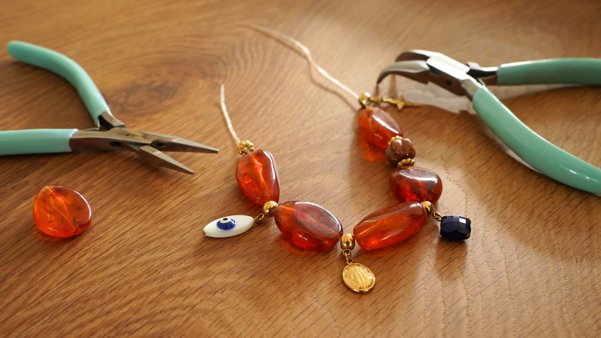 Pulsera de cuentas de resina con dijes de acero inoxidable : Paso 2 Pulsera de cuentas de resina con dijes de acero inoxidable : Paso 2