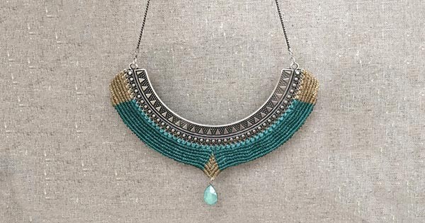 Collar de micro macramé con separador de torsión y cabujón de pera PureCrystal