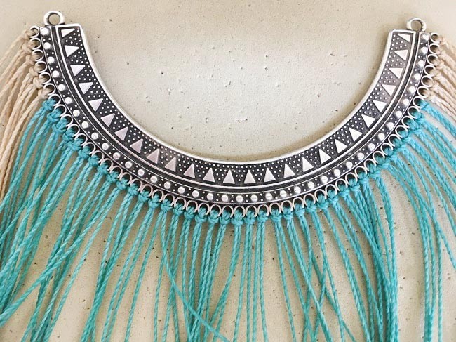 Collar de micro macramé con separador de torsión y cabujón de pera PureCrystal : Paso 2 Collar de micro macramé con separador de torsión y cabujón de pera PureCrystal : Paso 2