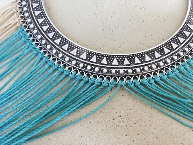 Collar de micro macramé con separador de torsión y cabujón de pera PureCrystal : Paso 3 Collar de micro macramé con separador de torsión y cabujón de pera PureCrystal : Paso 3