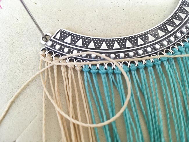 Collar de micro macramé con separador de torsión y cabujón de pera PureCrystal : Paso 4 Collar de micro macramé con separador de torsión y cabujón de pera PureCrystal : Paso 4