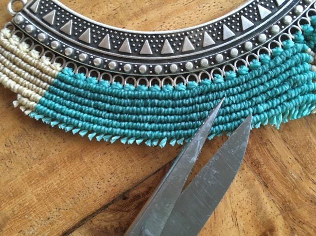 Collar de micro macramé con separador de torsión y cabujón de pera PureCrystal : Paso 10 Collar de micro macramé con separador de torsión y cabujón de pera PureCrystal : Paso 10