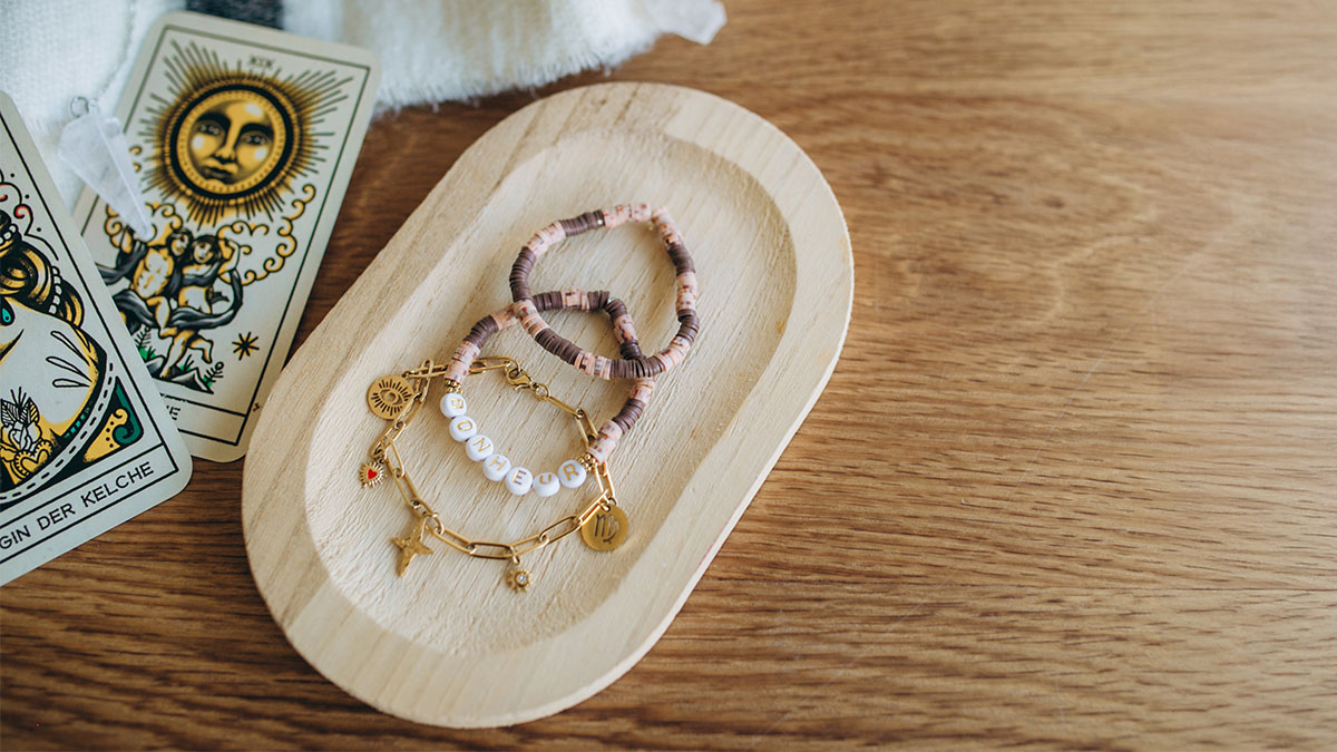 Esquema Pulseras simbólicas con dijes y letras variados