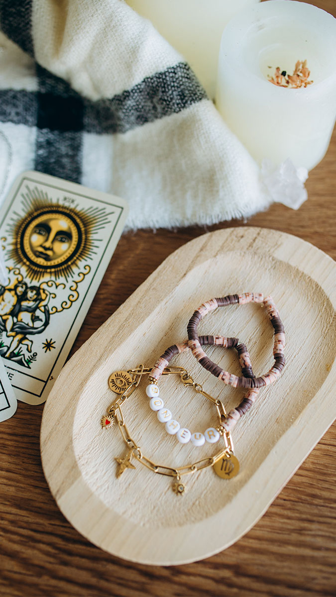 Pulseras simbólicas con dijes y letras variados