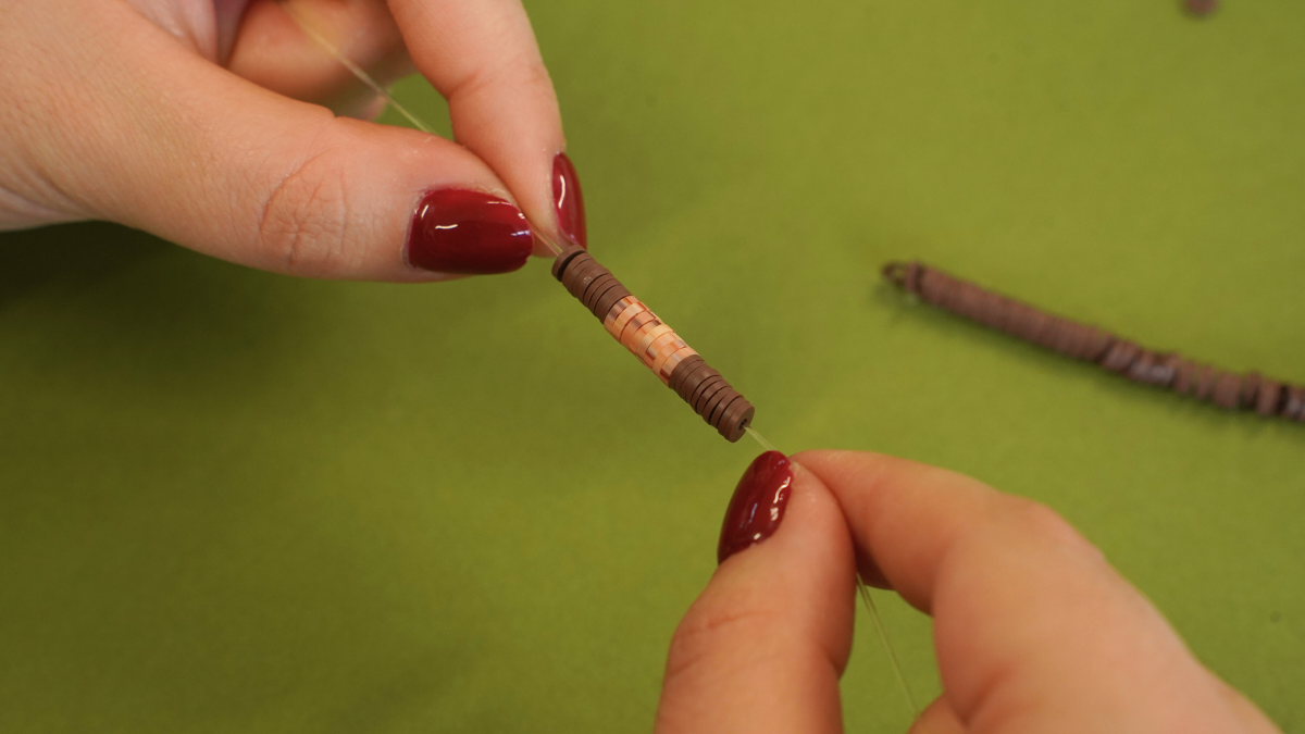 Pulseras simbólicas con dijes y letras variados : Paso 2