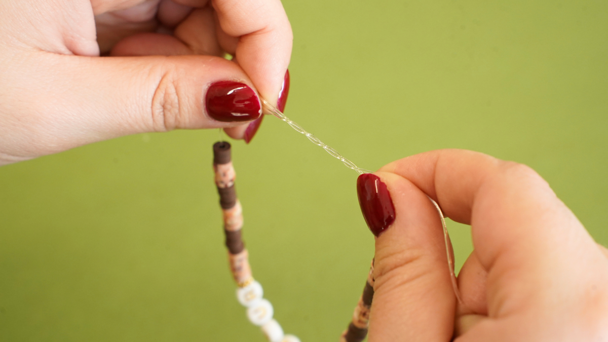 Pulseras simbólicas con dijes y letras variados : Paso 3