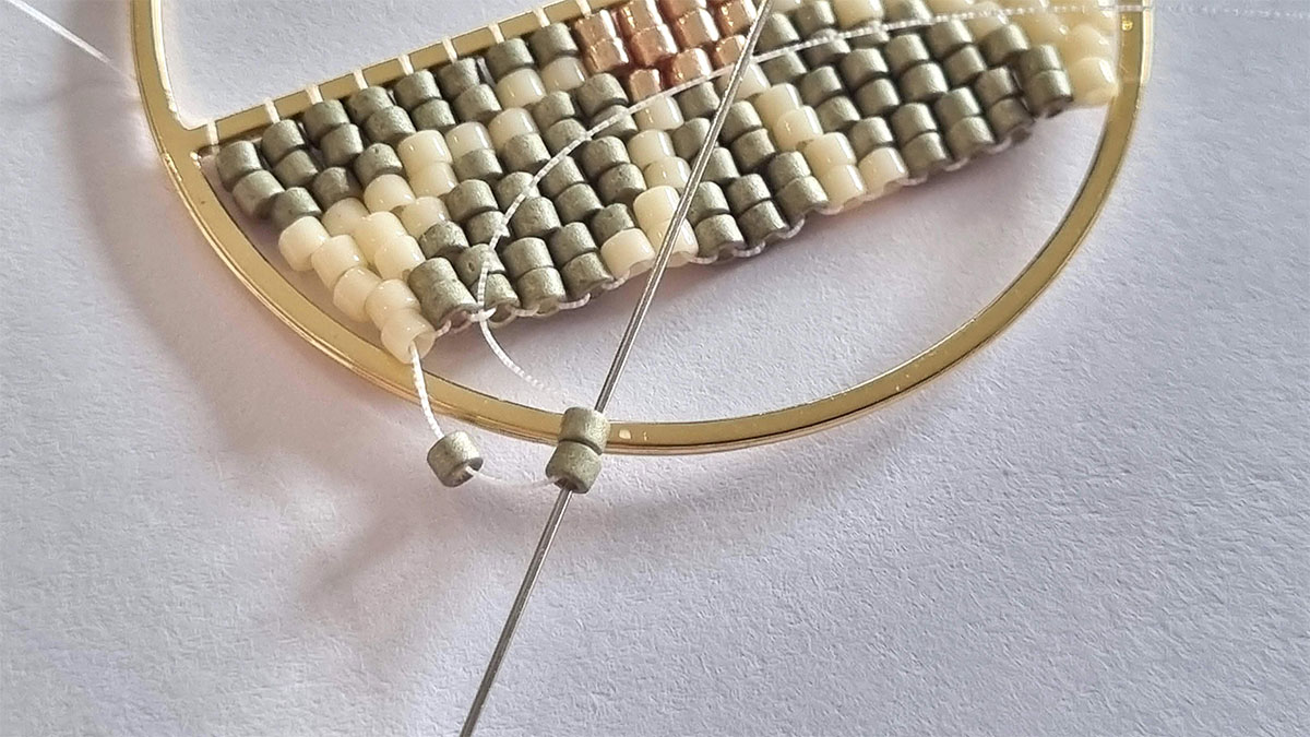 Pendientes en tejido de media flor : Paso 4