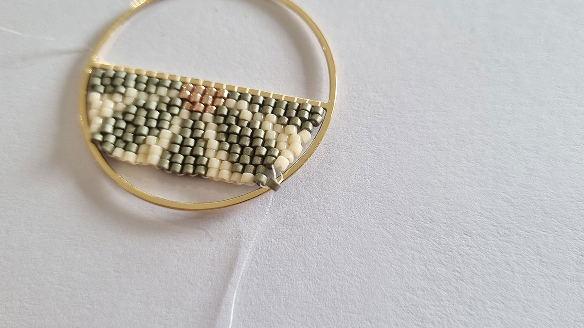 Pendientes en tejido de media flor : Paso 5