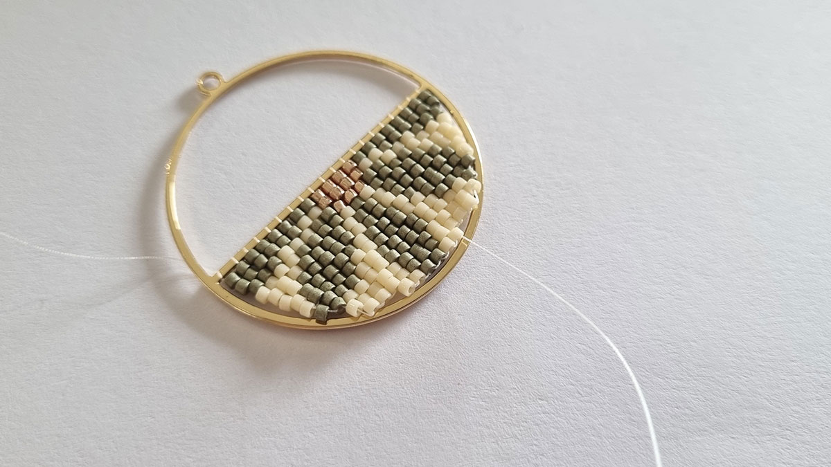 Pendientes en tejido de media flor : Paso 6