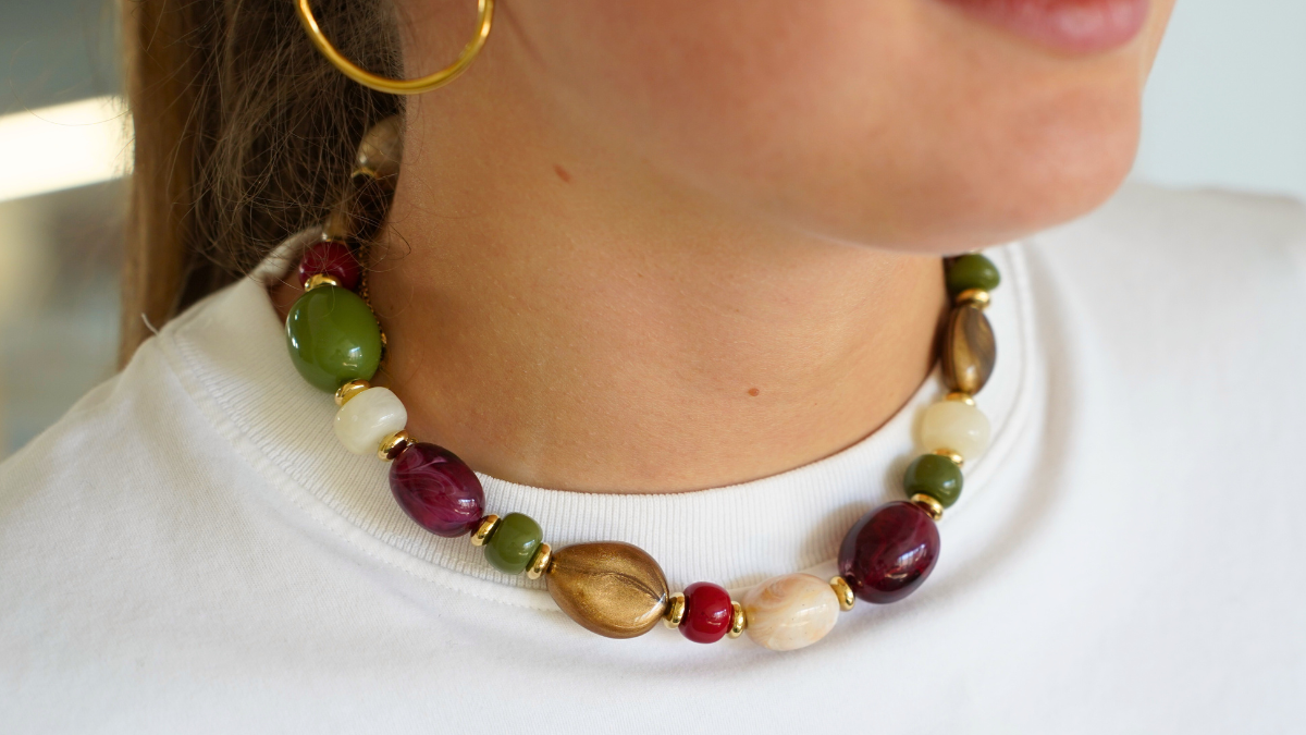 Collar de cuentas de resina de colores