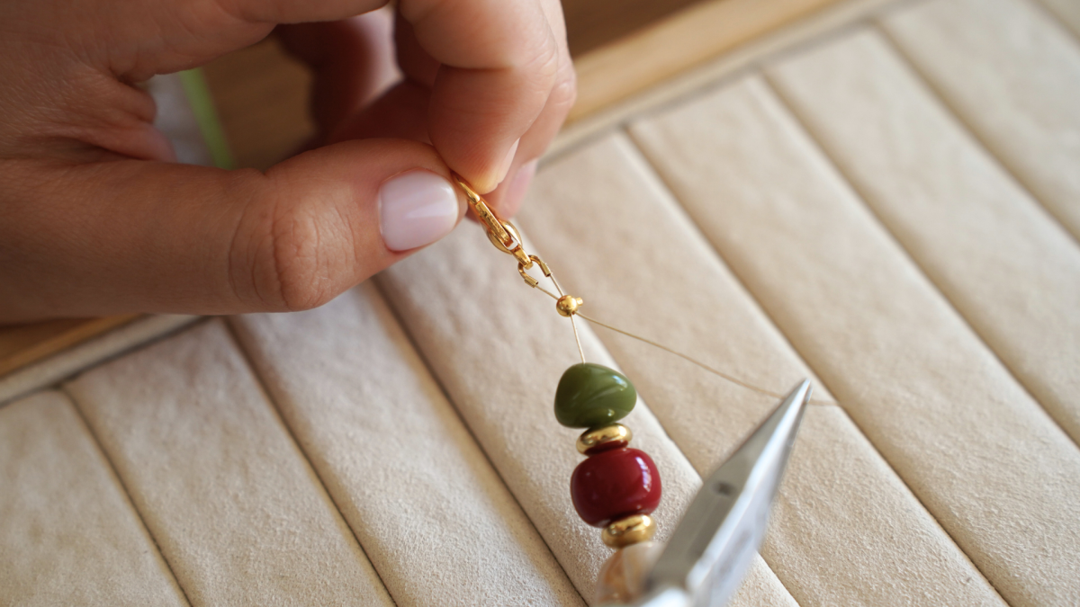 Collar de cuentas de resina de colores : Paso 3