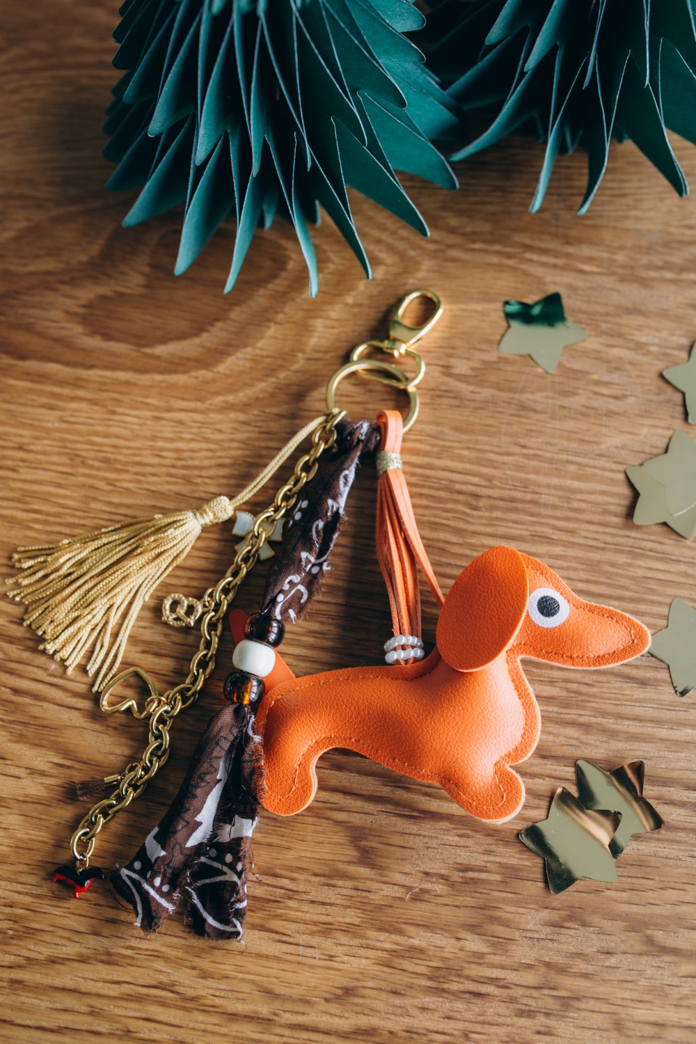 Bolso joya con colgante de perro salchicha, pompones y bandana