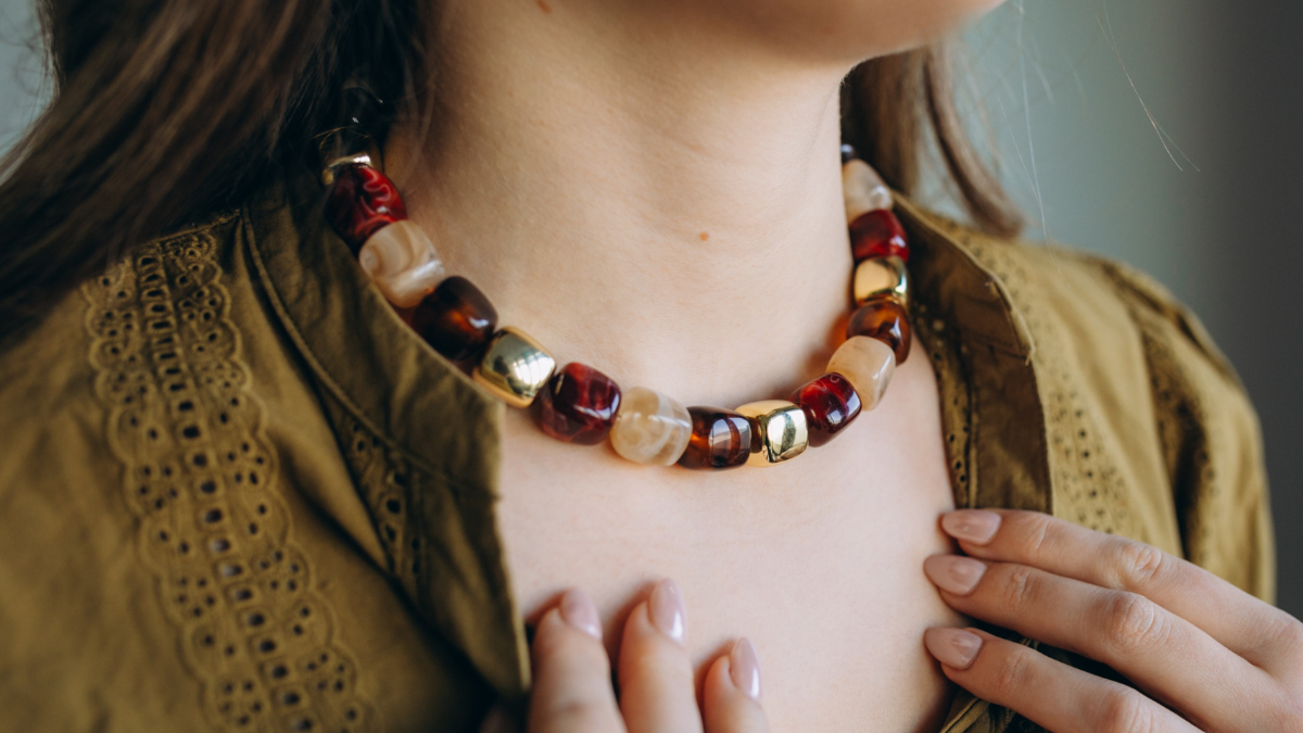 Collier perles cubes irrégulières en résine